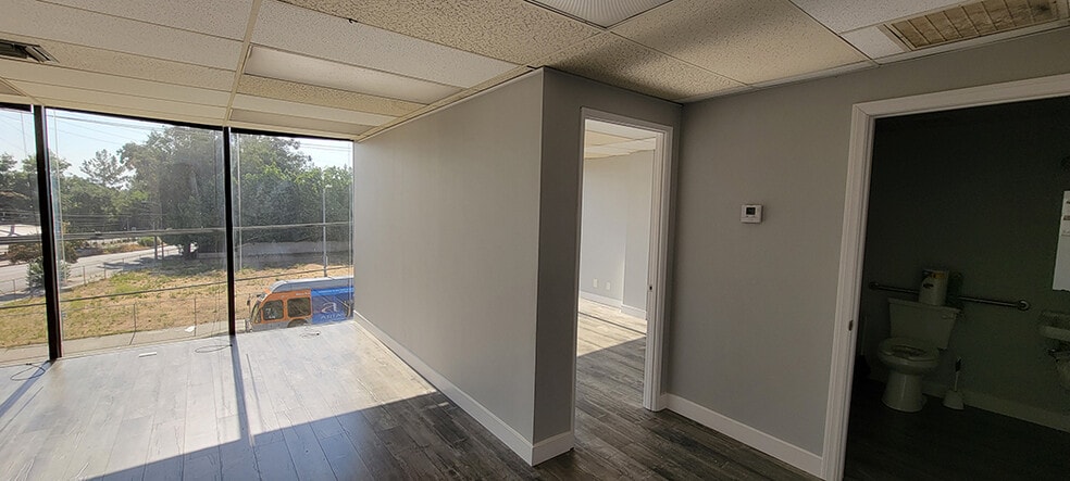 More Photos Of 6047 Tampa Ave, Tarzana Office For Lease