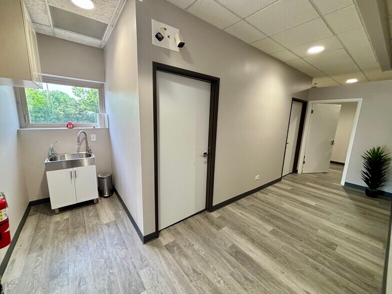 More Photos Of 315 N 9th St, St Charles Distribution For Lease