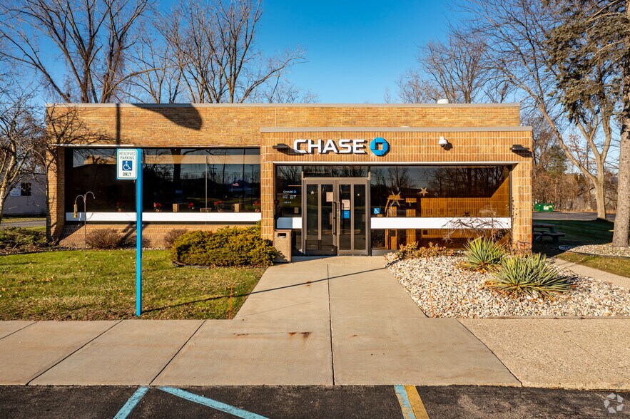 More Photos Of 14206 N Fenton Rd, Fenton Freestanding For Lease