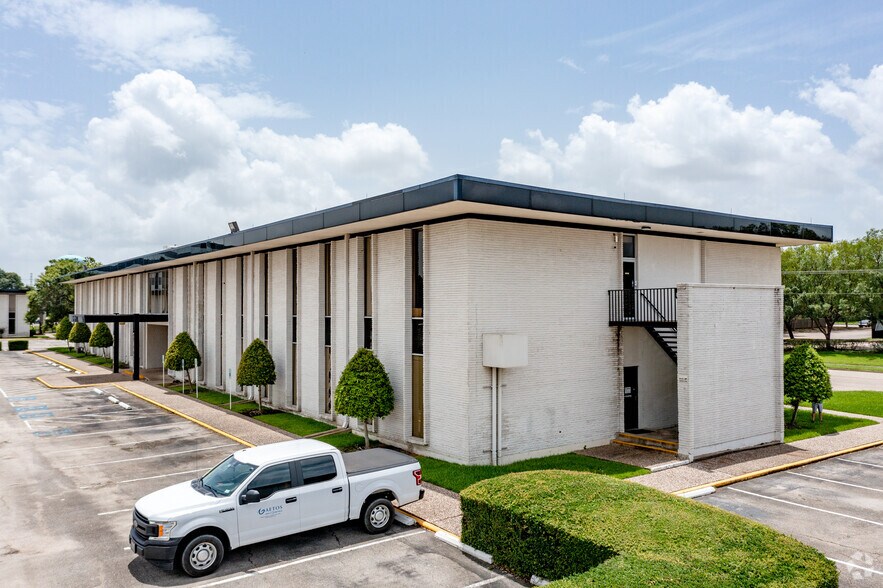 More Photos Of 16903 Buccaneer Ln, Houston Coworking Space