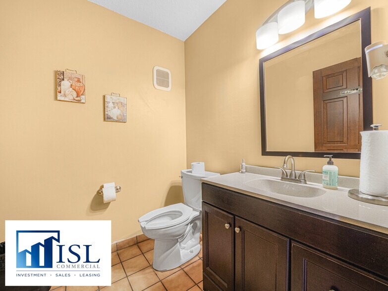 More Photos Of 112 N Poplar Ave, Sanford Flex For Sale