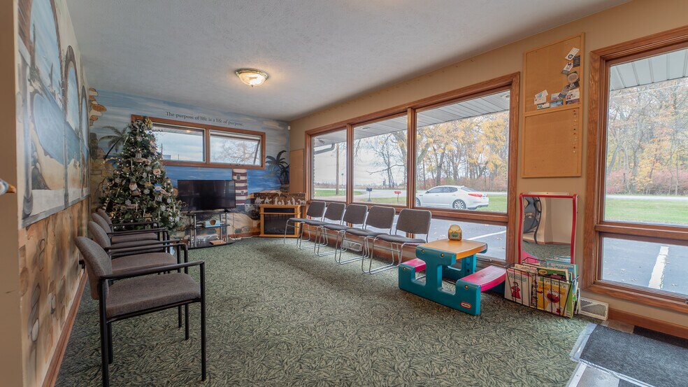 More Photos Of 705 N Main St, Kouts Office For Sale