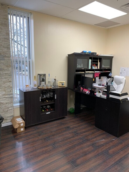 More Photos Of 1103 Morse Ave, Schaumburg Service For Lease