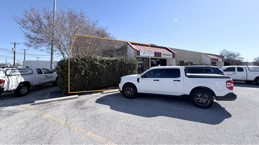 Primary Photo Of 2435-2441 Boardwalk St, San Antonio Showroom For Lease