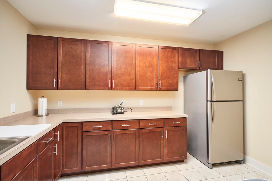 More Photos Of 799 White Pond Dr, Akron Office For Lease