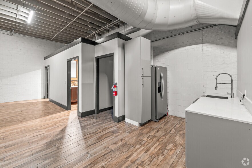 More Photos Of 215-219 S Main St, Fort Worth Storefront Retail Office For Lease