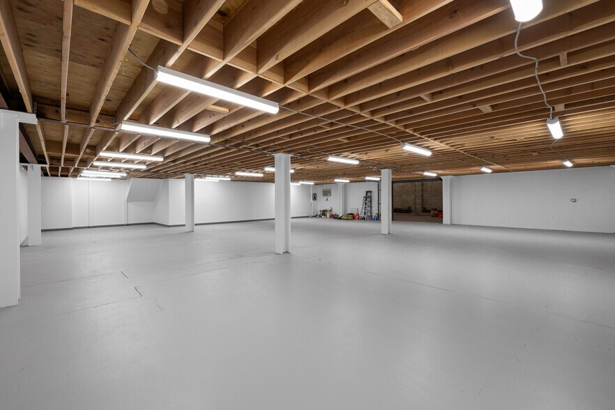 More Photos Of 18536 Oxnard St, Tarzana Warehouse For Sale