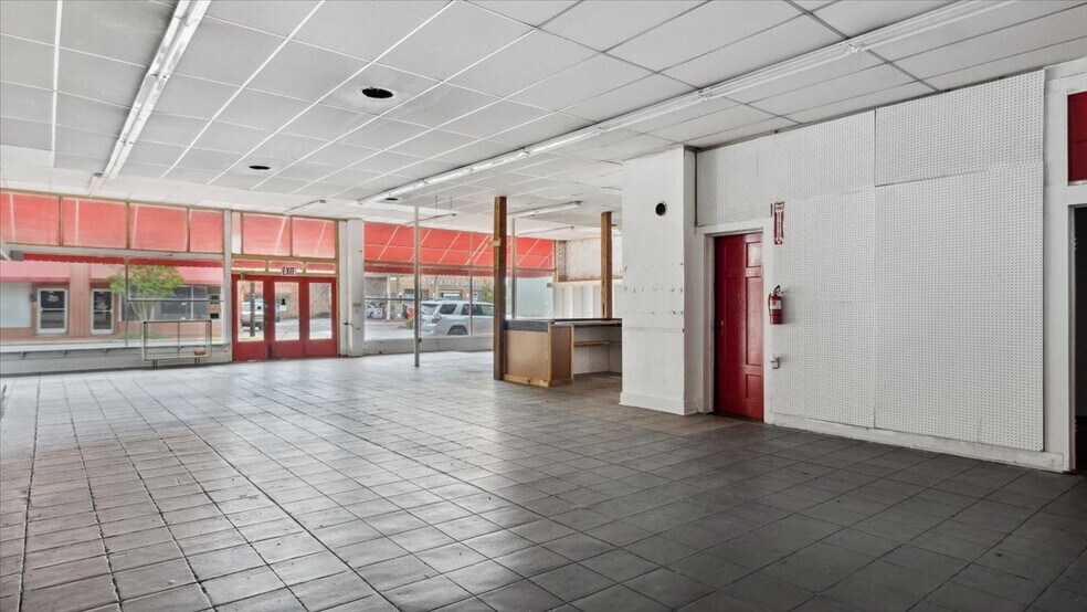 More Photos Of 123 N Main St, Warrenton Storefront For Sale