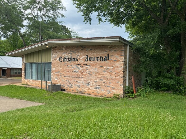 More Photos Of 306 W Main St, Atlanta Freestanding For Sale