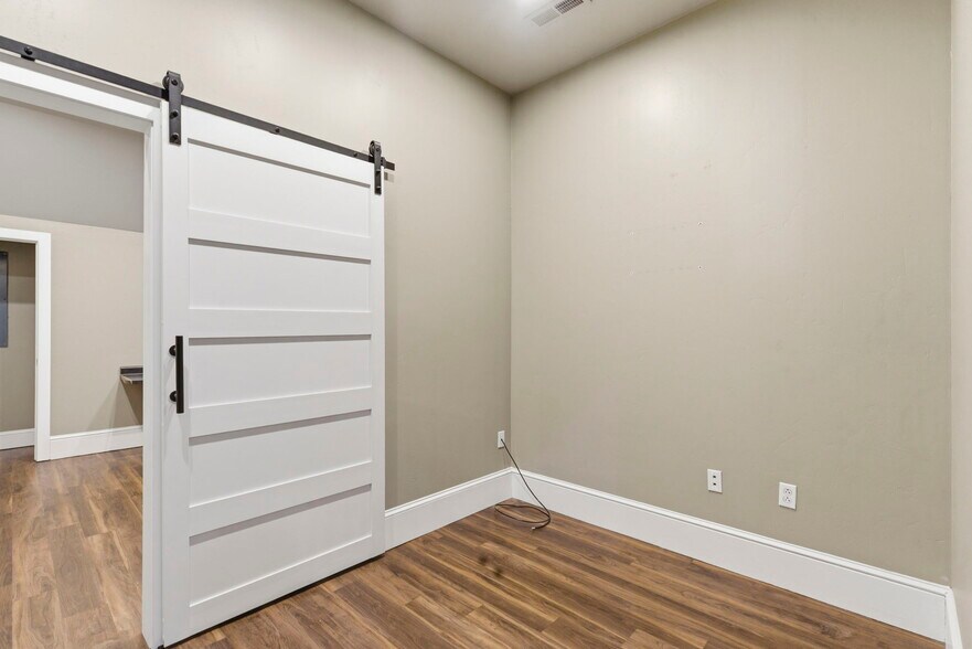 More Photos Of 1531 E Bradford Pky, Springfield Medical For Sale