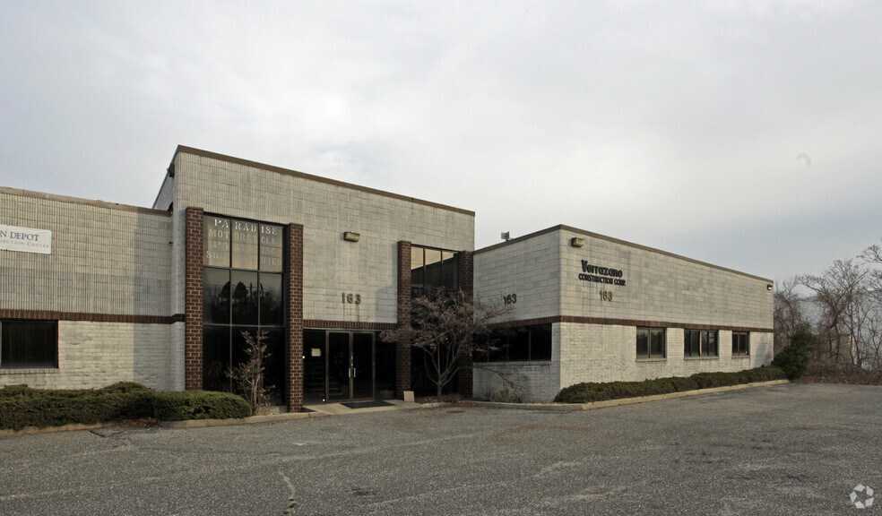 More Photos Of 163 Bridge Rd, Islandia Warehouse For Lease