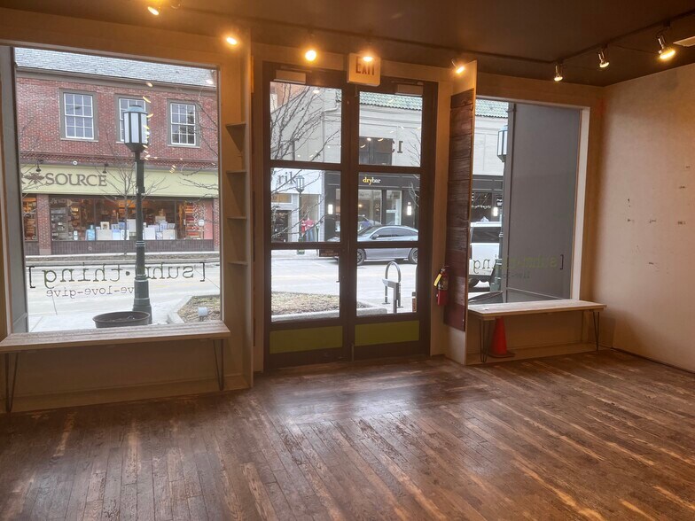 More Photos Of 138 W Maple Rd, Birmingham Storefront For Lease