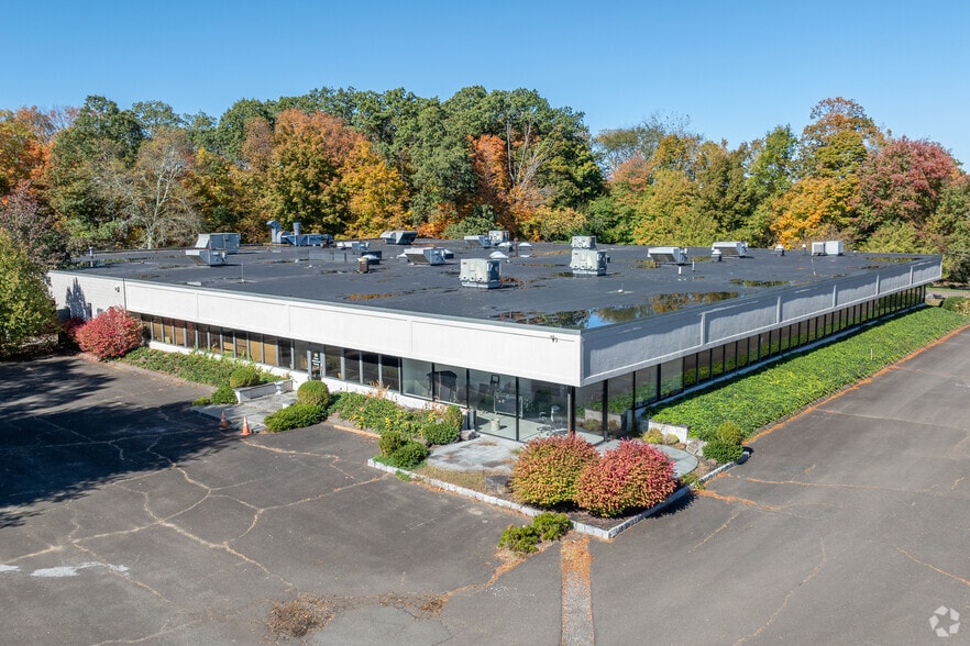 Primary Photo Of 1 Trefoil Dr, Trumbull Showroom For Lease