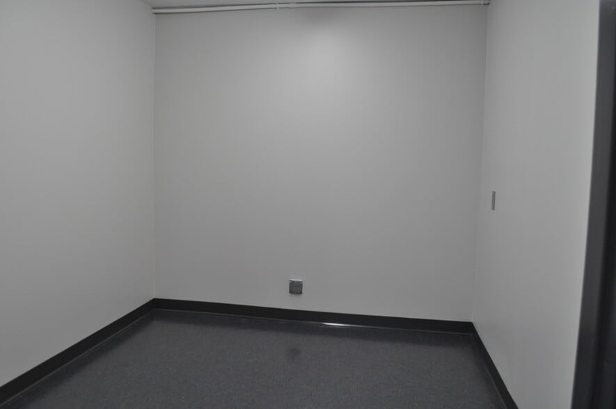 More Photos Of 4701 Hubbs Ln, Knoxville Office For Sale