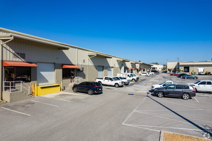 More Photos Of 5112-5144 Le Tourneau Cir, Tampa Warehouse For Lease