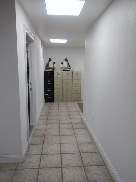 More Photos Of 5017 N Coolidge Dr, Tampa Warehouse For Lease