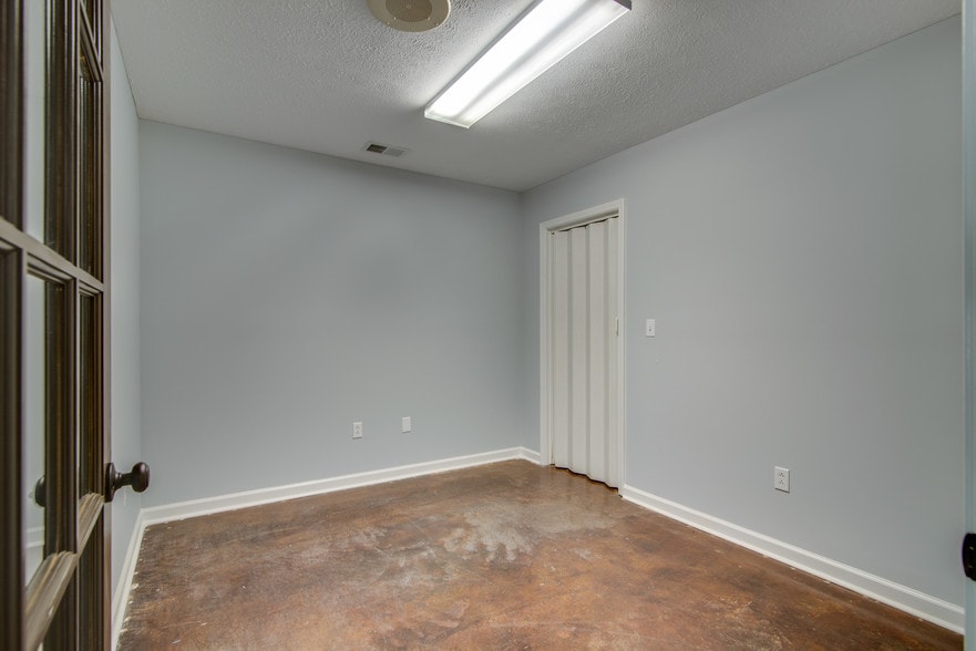 More Photos Of 100 Mooreland Dr, Springfield Warehouse For Lease