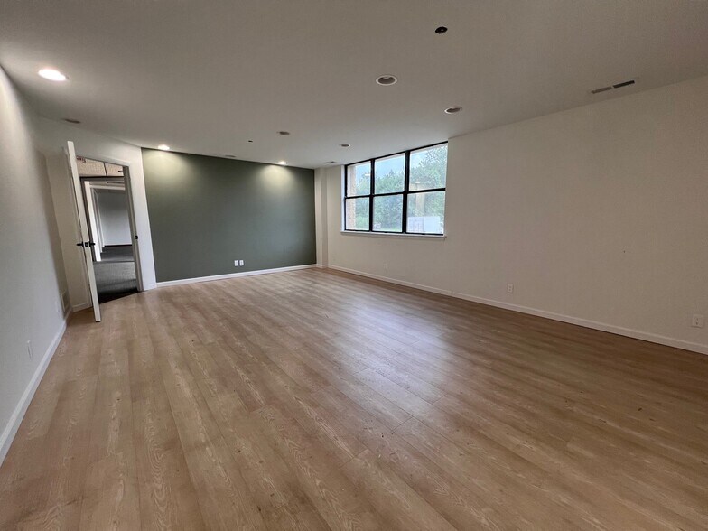 More Photos Of 301 Ruthar Dr, Newark Flex For Lease