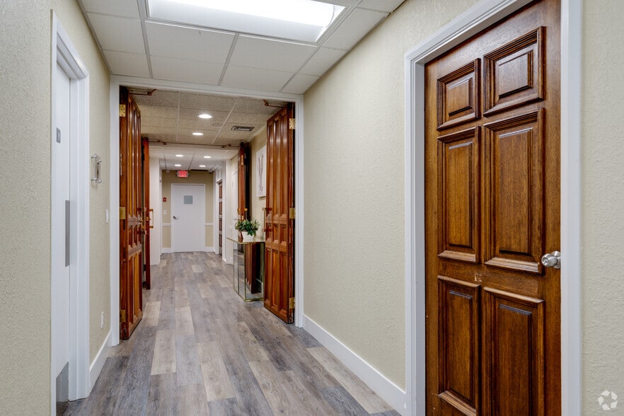 More Photos Of 1201 19th Pl, Vero Beach Office For Lease