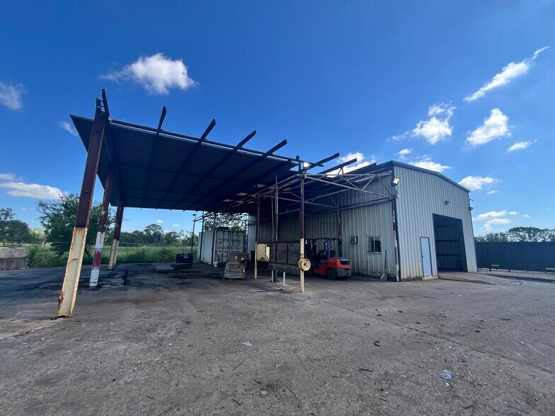 More Photos Of 513 Moffet Rd, Clute Warehouse For Sale