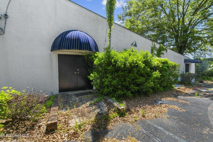 More Photos Of 916 Foley St, Jackson Industrial For Sale
