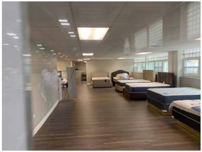 More Photos Of 105 Maple St, Rossville Light Distribution For Sale