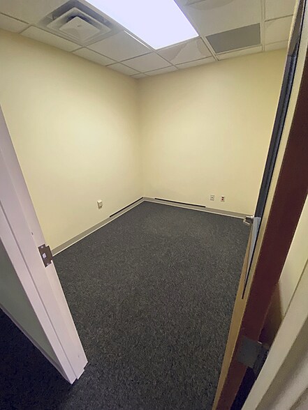 More Photos Of 109 Platinum Dr, Bridgeport Office For Lease