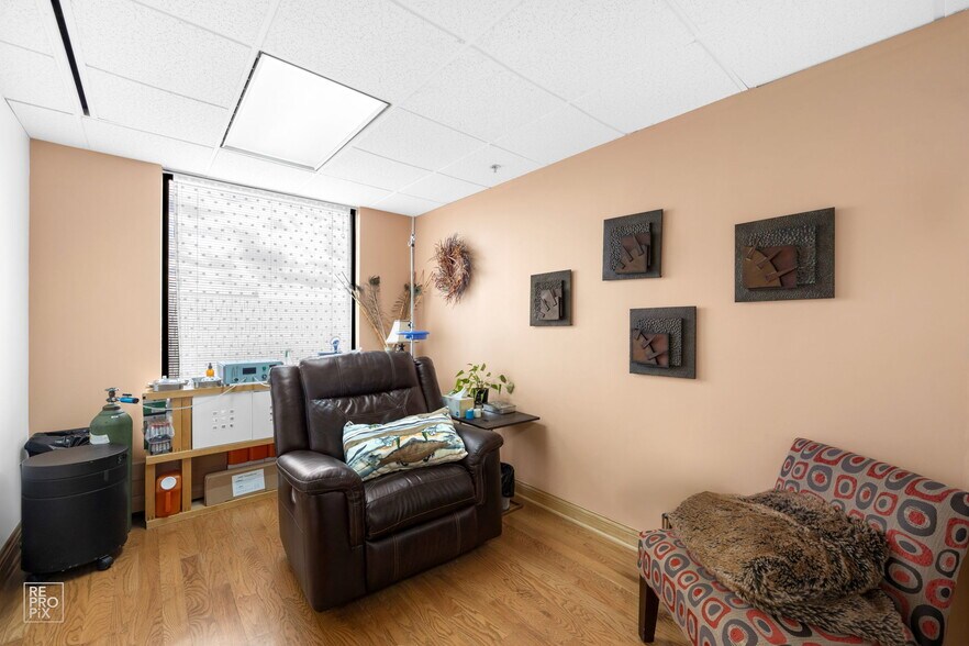 More Photos Of 17W300 22nd St, Oakbrook Terrace Medical For Lease