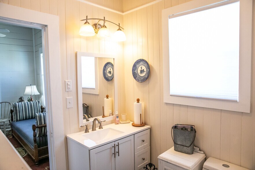 More Photos Of 13404 Washington St, Burton Specialty For Sale