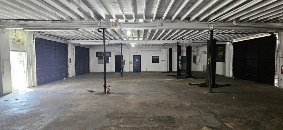 More Photos Of 1346 S Dixie Hwy, Hollywood Warehouse For Lease
