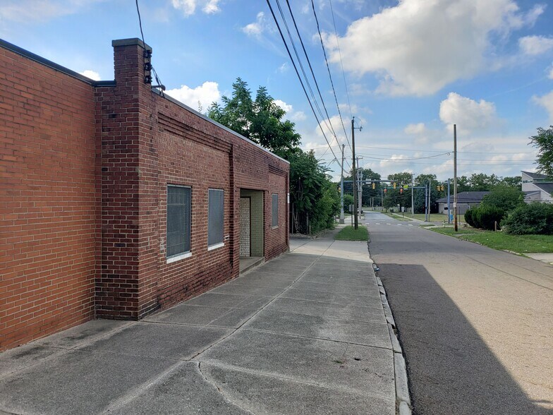 More Photos Of 771 Moon St, Akron Warehouse For Lease