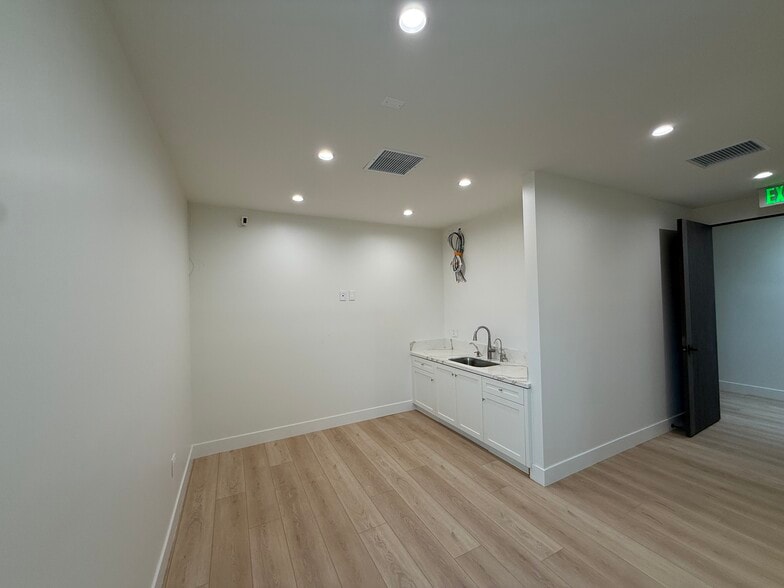 More Photos Of 17725 Rhoda St, Encino Office For Lease