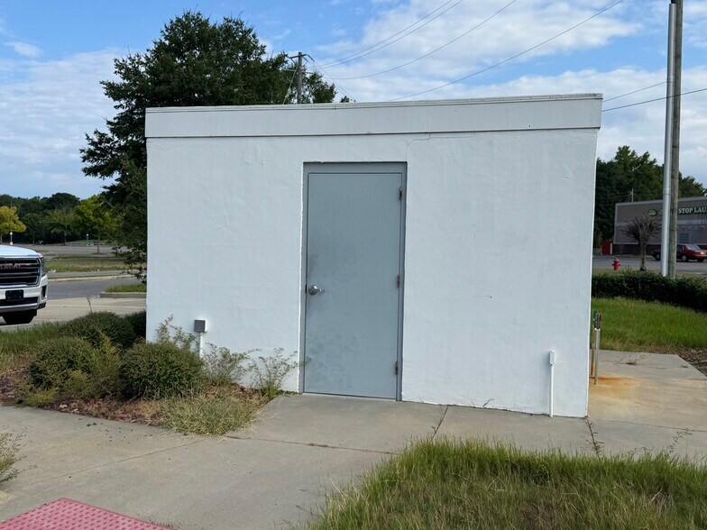 More Photos Of 5620 Mcfarland Blvd, Northport Freestanding For Lease