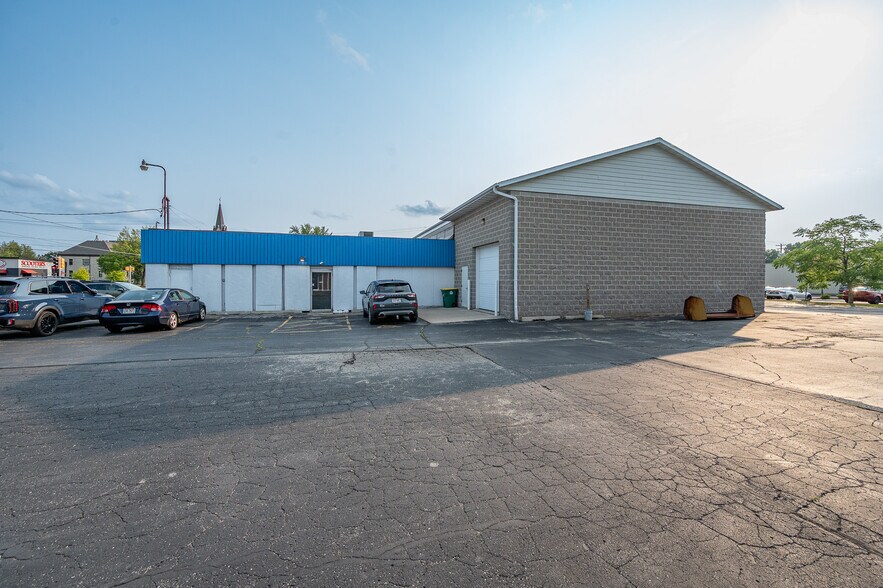 More Photos Of 1279 E Mason St, Green Bay Storefront For Sale
