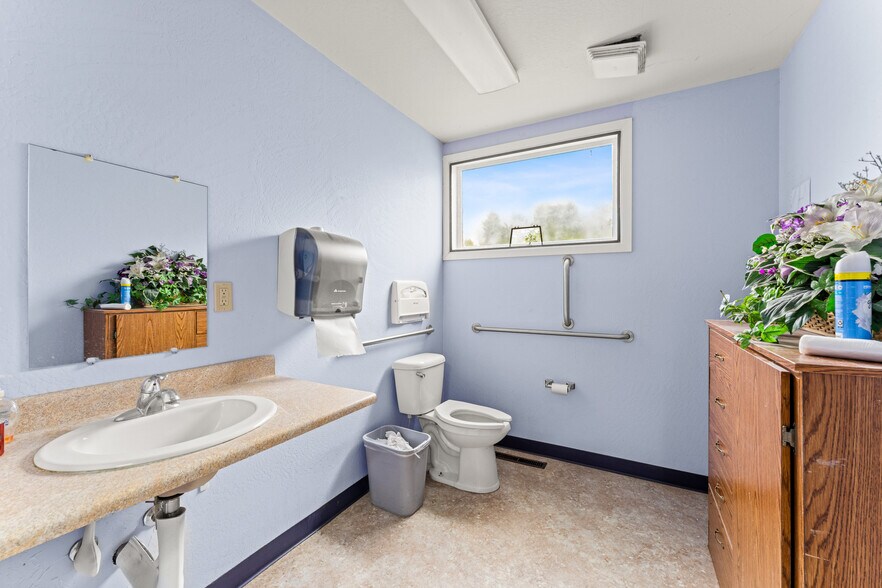 More Photos Of 515 NE 8th St, Grants Pass Office For Sale