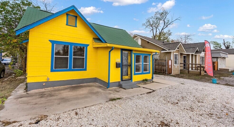 More Photos Of 1121 W Hildebrand Ave, San Antonio General Retail For Sale