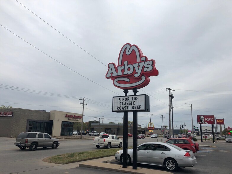 More Photos Of 434 S West St, Wichita Freestanding For Lease