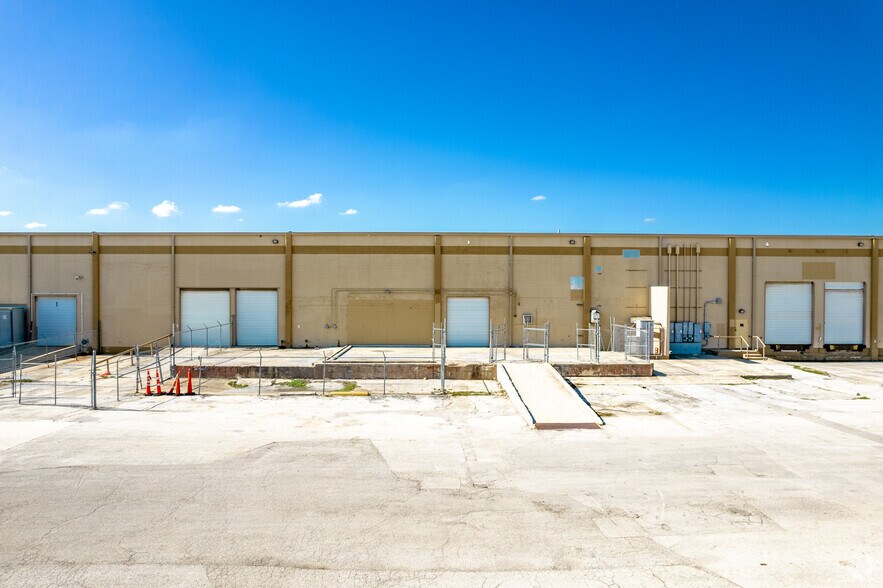 More Photos Of 4430 Director Dr, San Antonio Manufacturing For Lease