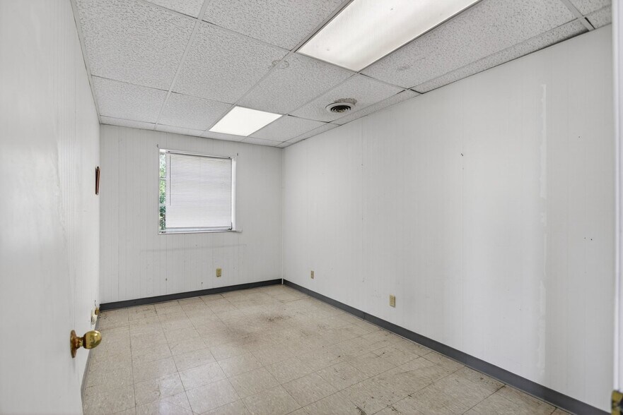 More Photos Of 52 Mid Valley Ln, Verona Warehouse For Sale