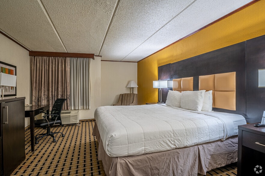 More Photos Of 925 Highway 332, Lake Jackson Hotel For Sale