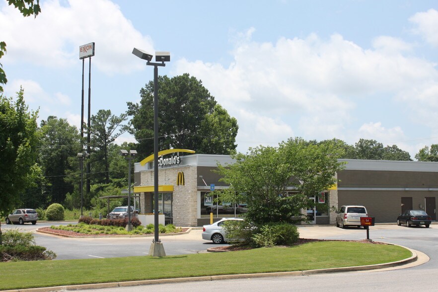 More Photos Of 2328 S College St, Auburn Storefront For Sale