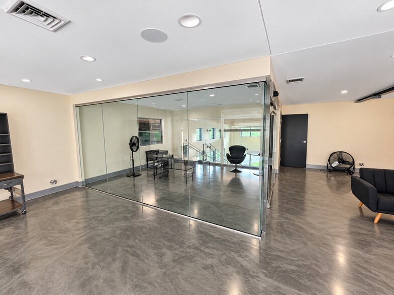 More Photos Of 645 Wemple Rd, Glenmont Warehouse For Lease