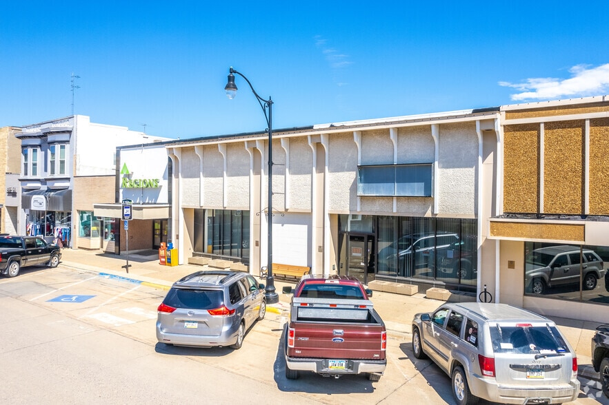 More Photos Of 110 N Howard St, Indianola Storefront For Sale