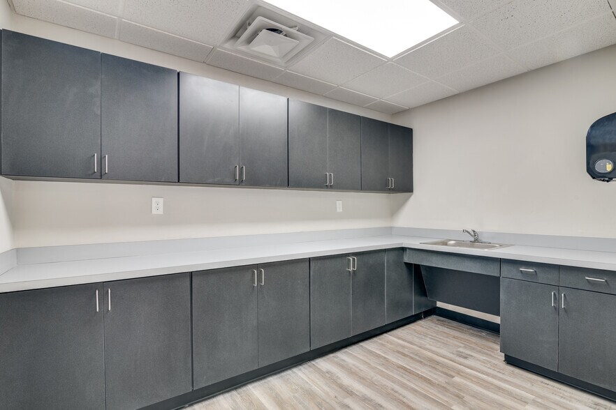 More Photos Of 1207 W Crosby Rd, Carrollton Manufacturing For Sale