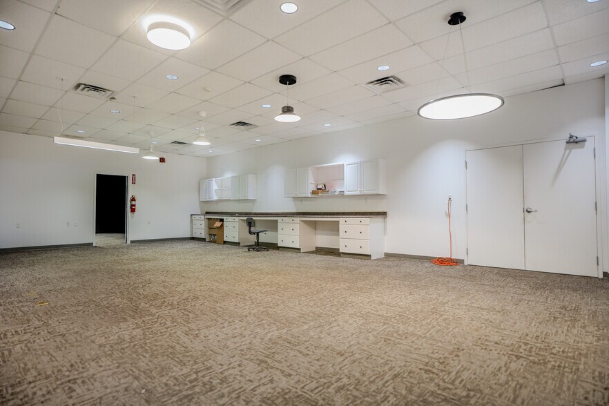 More Photos Of 35 Research Pky, Old Saybrook Light Manufacturing For Sale