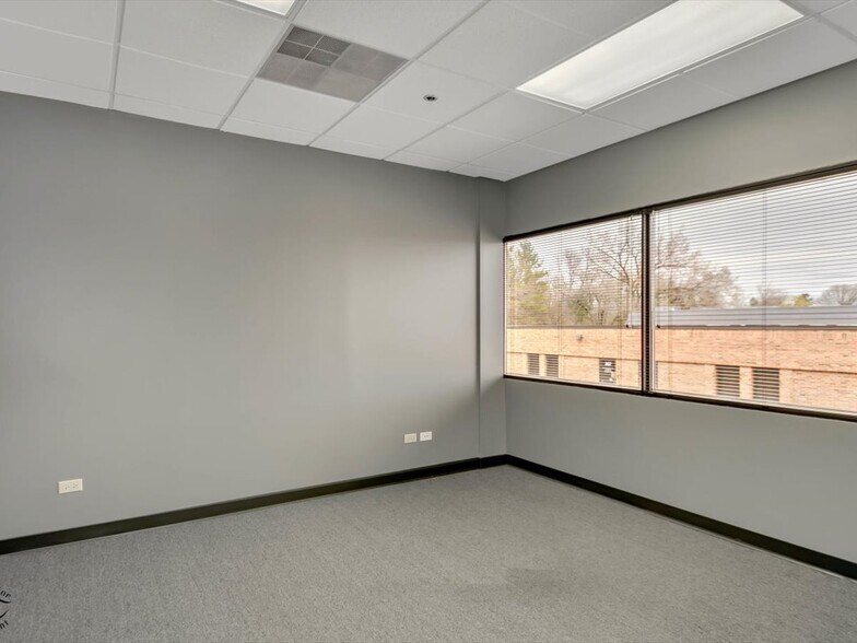 More Photos Of 1990 E Algonquin Rd, Schaumburg Office For Lease
