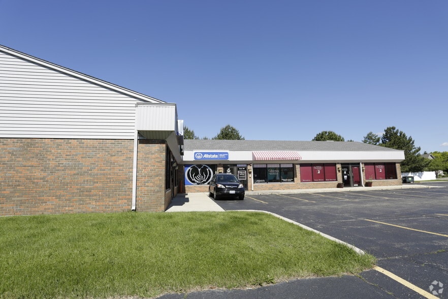 Primary Photo Of 32 Foxcroft Rd, Naperville General Retail For Lease