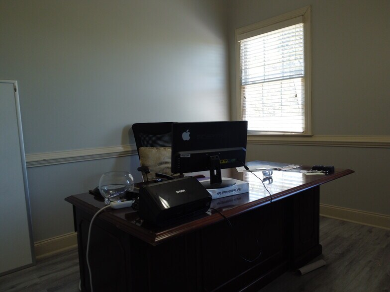 More Photos Of 861 Commerce Dr SW, Conyers Office Residential For Lease