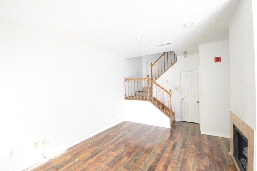 More Photos Of 501 Arbor Creek Dr, Euless Apartments For Sale