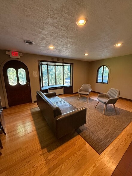 More Photos Of 419 York Rd, New Hope Freestanding For Sale